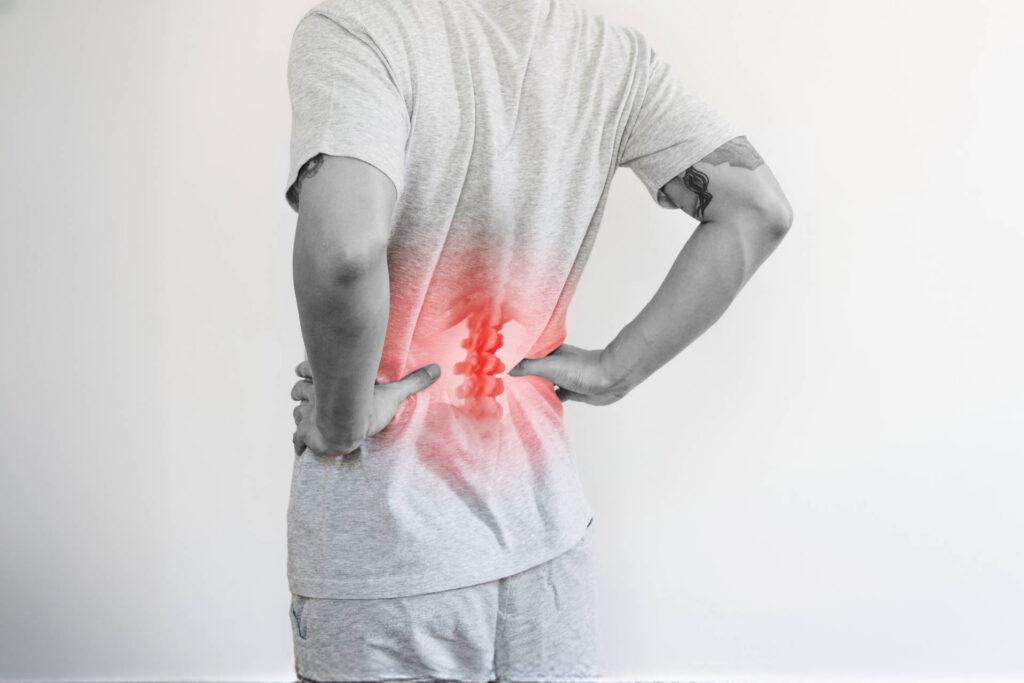 Ein Mann mit Wirbelsäulen- oder Rückenschmerzen.